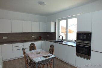 Zrekonštruovaný 4-izbový rodinný dom vo Veľkých Úľanoch - 10