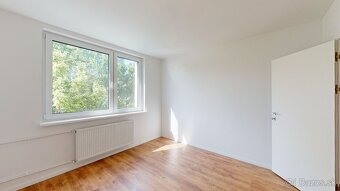 Priestranný 4 izbový byt s balkónom - Rezedová - 10