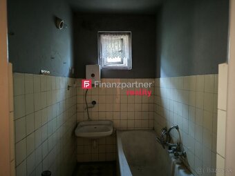 Rodinný dom na rekonštrukciu s priestranným pozemkom, garážo - 10