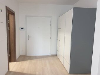 Nový moderný byt s balkónom a parkovaním v širšom centre. Ja - 10