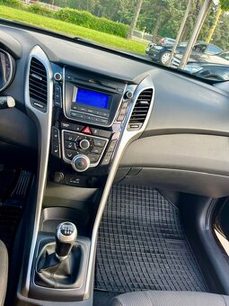 Hyundai i30 CW Kombi 1.6i MPI 16V DOHC Family - 10