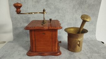 Starý mlyncek na kávu s intarzii viz.foto.  + maziar za 64e - 10