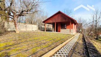 Záhradka so závlahou a murovanou chatkou na Vinici - 10