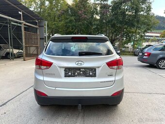 Hyundai ix35 2013 2.0 CRDi 100kw strieborna,červena,čierna - 10