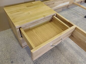 Predám masívnu dubovú posteľ 180x200 + 2 nočné stolíky - 10