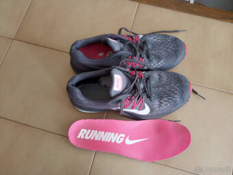 Damske bezecke tenisky NIKE Zoom Winflo 5. - 10