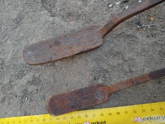 Staré náradie s drevenou rukoväťou - 10