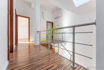 Priestranný rodinný dom s dvojgarážou v Malinove - 10