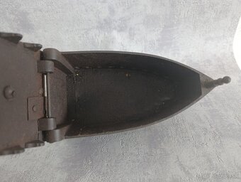 Velká stará atypická a málo běžná žehlička DRAK - 10