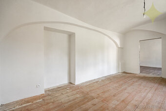 ►Veľký Apartmán 3+1izb. so záhradou a chatkou v hist. budove - 10