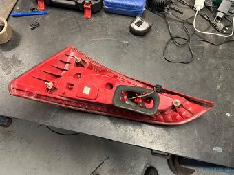 Zadné ľavé svetlo a predná ľavá mriežka Audi Q5 2008-2012 - 10