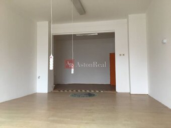 NA PREDAJ: veľký polyfunkčný dom v historickom centre mesta - 10