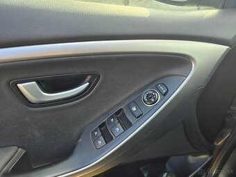 Predam Hyundai i30 CW 1.6i CRDi Style 99275 km 2016 - 10