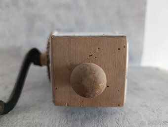 Velmi starý krásný zdobený mlynek na strouhanku JUGENDSTIL - 10