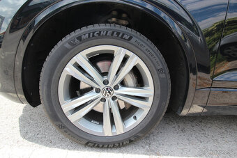 Predám VW TOUAREG 3.0 TDI R-Line, 4x4 - 10