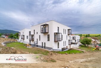 3 IZBOVÝ BYT – TRNKOV, 67 M², PARK. STÁTIE - 10