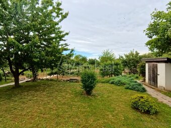 Útulný zariadený bungalov s nádherným pozemkom - 10