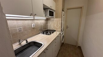 Zrekonštruovaný a zariadený 1-izbový byt v centre Martina - 10