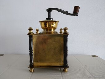 Krásný starožitný mlyncek na kavu, ručně kované sloupky. - 10