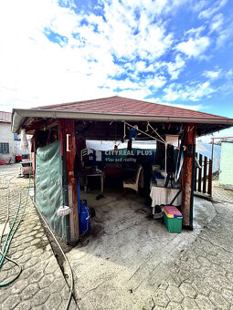 Ponúkame Vám na predaj rodinný dom s veľkým pozemkom v meste - 10