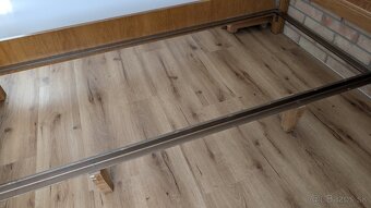 Predám rustikálnu dubovú manž. posteľ s 2ks nočnými stolíkmi - 10