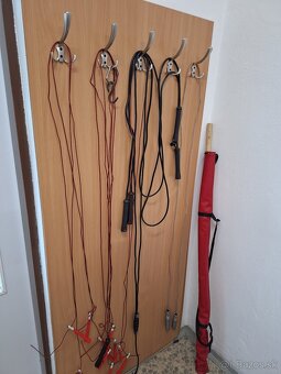 Predám box.vrecia,rukavice,chránič̣e na holeň, prilby - 10