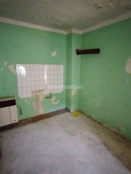 Veľký stavebný pozemok s rodinným domom v tichom prostredí . - 10