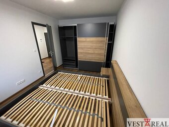 Na prenájom 2 izbový byt s lodžiou a park. miestom Trnava Ar - 10