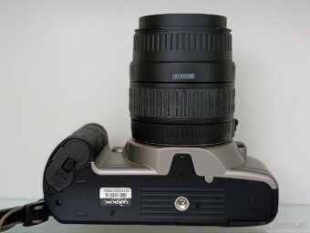 Canon EOS s objektívom a filtrom - 10