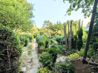 Murovaná chatka so záhradou - 10