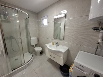 Chorvátsko, dvojspálňový apartmán 30 metrov od mora. - 10