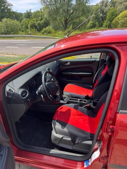 🔴 FORD FOCUS 1.6i – spoľahlivý benzínový hatchback - 10