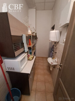 Na predaj nebytový priestor / obchod v centre obce Plešivec - 10