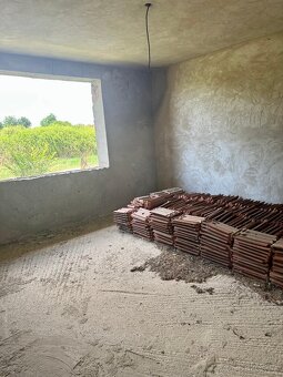 Rozostavaný rod. dom s garážou v obci Dolný Pial - 10