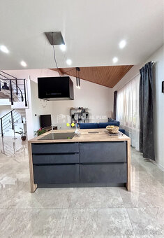 Ponúkame Vám na predaj moderne zrekonštruovaný poschodový ro - 10