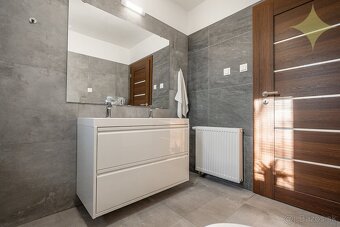 REZERVOVANÉ - Dom kráľovských rozmerov. 7i Nová Baňa. - 10