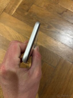 predám používany iphone se2020_ 64 GB - 10