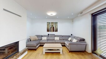 Priestranný dvojpodlažný 6-izbový rodinný dom v Malom Lapáši - 10