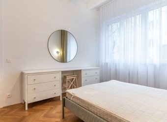 Čerstvo zrekonštruovaný staromestský byt na prenájom - 10