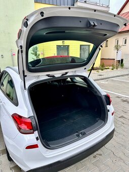Huindai i30, Kombi, 1.6 CRDi 85 KW - 10