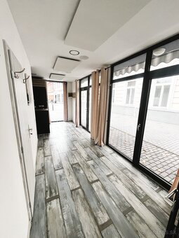Na prenájom presklený priestor v centre Lučenca - 10