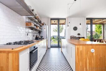 MIKELSSEN - Na predaj výnimočný bungalov s bazénom v lukratí - 10