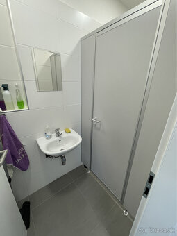 Prenájom výrobno-skladového priestoru 900 m² v časti Bratisl - 10