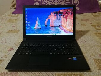 Lenovo. Intel i3. SSD 256 GB. 16 GB. Baterka dobrá. 15,6 FHD - 10