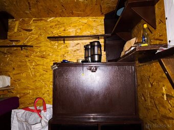 Udržiavaná záhrada so studňou a chatkou - 10