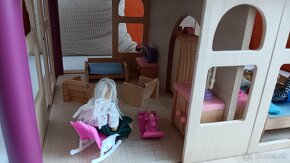 Drevený domček pre bábiky s nábytkom - 10