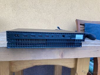 Xbox one X - 1000 GB + ovladač + 2x nová hra - 10