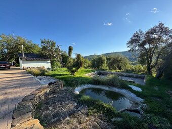 Rodinný dom s jazierkom pod lesom - 10