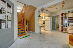 Na predaj 7-izbový rodinný dom so 4 garážami na 1449 m² poze - 10