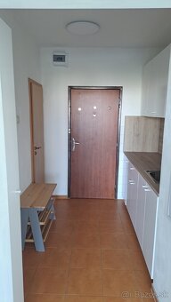Ponúkame na prenájom priestrannú garsónku. - 10